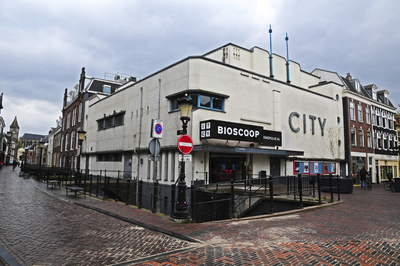 900247 Gezicht op de Kinepolis City Bioscoop (Voorstraat 89) te Utrecht, met links de Drift.